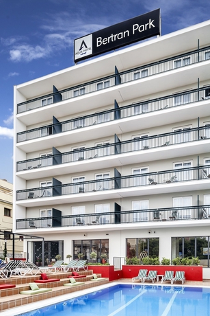 Imagen de la piscina del Hotel Aqua Hotel Bertran Park. Foto 14