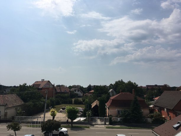 Imagen de los exteriores del Hotel Aqua, Komárom. Foto 11