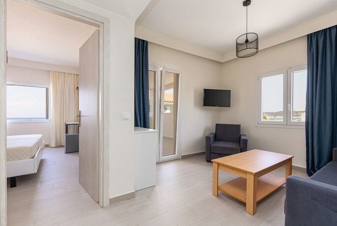 Imagen de la habitación del Hotel Aqua Luxury Suites Roda. Foto 13