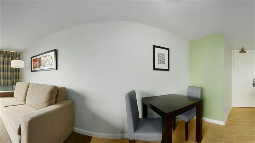 Imagen de los interiores del Hotel Aqua Skyline at Island Colony. Foto 6