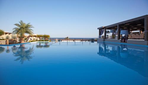 Imagen de la piscina del Hotel Aquagrand Artistic Luxury Beach Resort - Adults Only. Foto 8