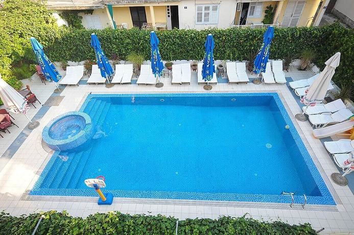 Imagen de la piscina del Hotel Aquamarin. Foto 10