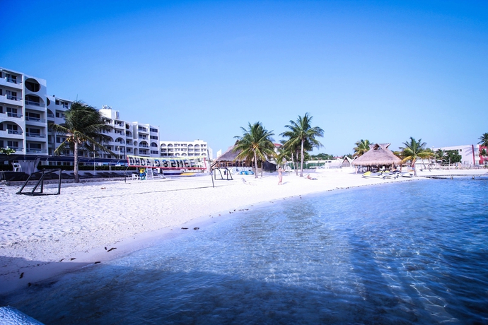 Imagen de los exteriores del Hotel Aquamarina Beach Resort. Foto 10