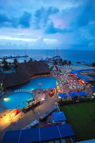 Imagen de los exteriores del Hotel Aquamarina Beach Resort. Foto 11