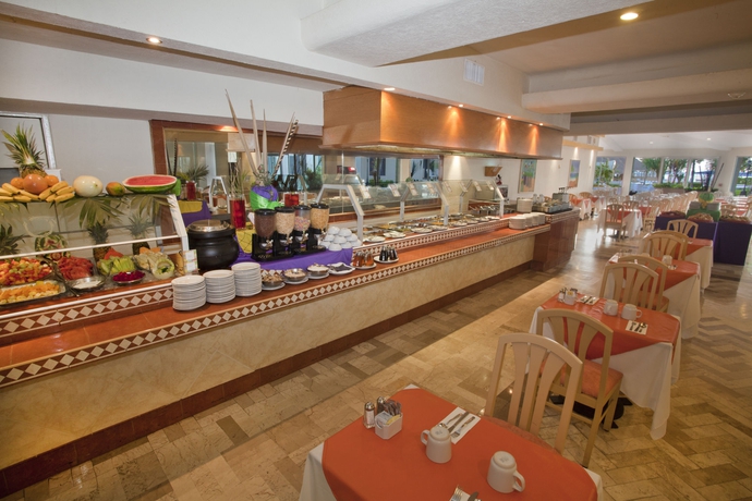 Imagen del bar/restaurante del Hotel Aquamarina Beach Resort. Foto 3