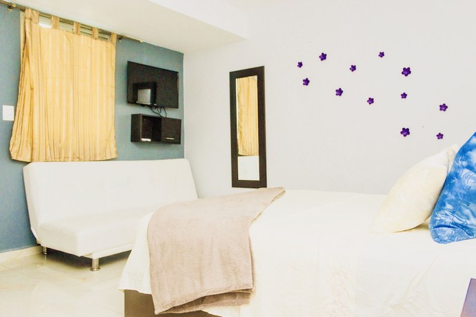 Imagen de la habitación del Hotel Aquamarina Suites. Foto 6