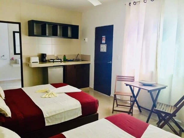 Imagen de la habitación del Hotel Aquamarina Suites. Foto 9