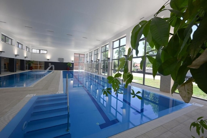 Imagen de la piscina del Hotel Aquamed Hark&aacute;ny. Foto 11