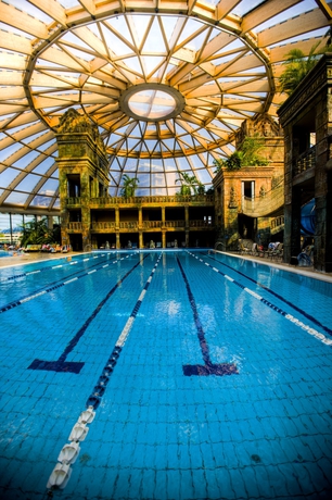 Imagen de la piscina del Hotel Aquaworld Resort Budapest. Foto 15