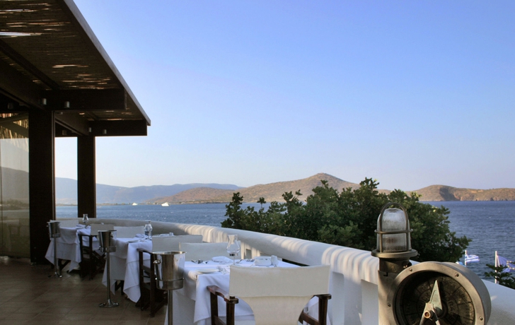 Imagen del bar/restaurante del Hotel Aquila Elounda Village Resort, Suites & Spa. Foto 5