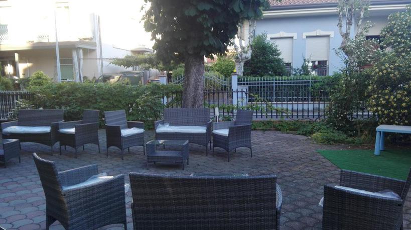 Imagen de los exteriores del Hotel Arabesco. Foto 12