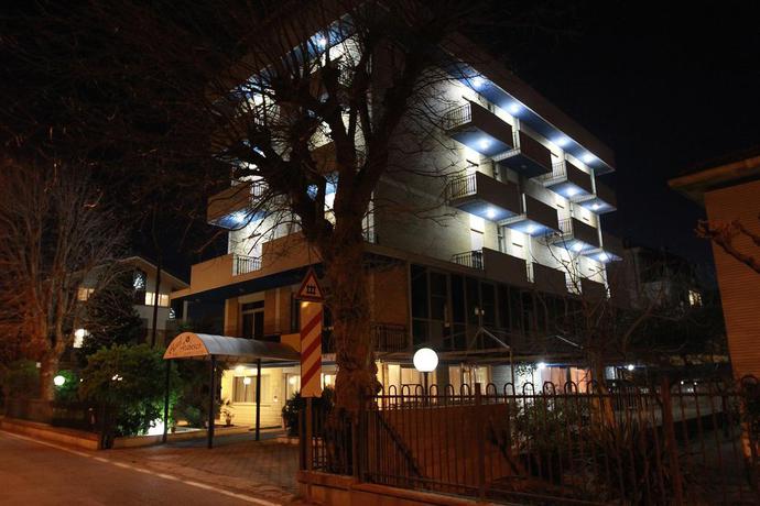 Imagen de los exteriores del Hotel Arabesco. Foto 13