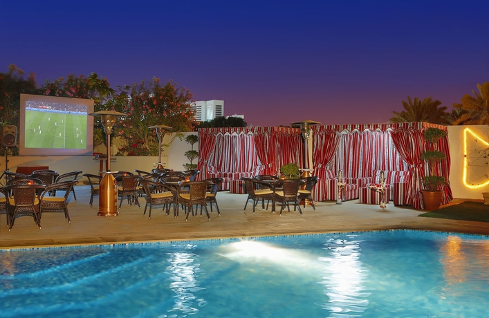 Imagen de la piscina del Hotel Arabian Park. Foto 16