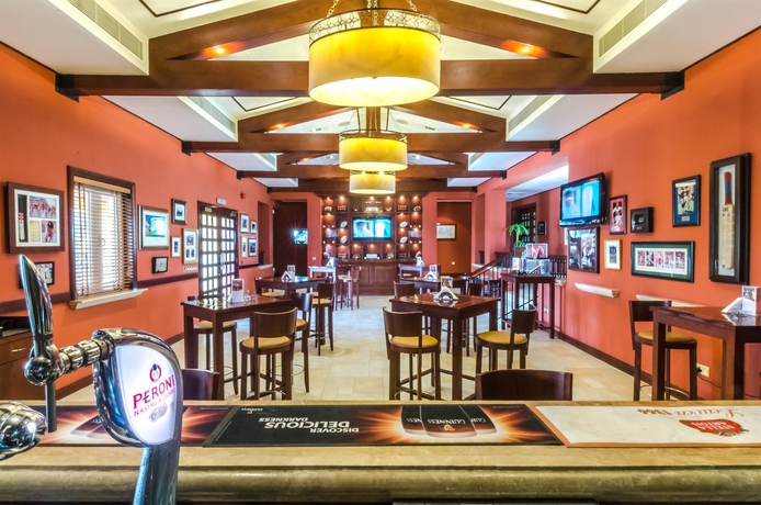 Imagen del bar/restaurante del Hotel Arabian Ranches Golf Club. Foto 2