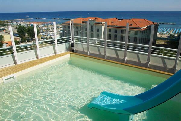 Imagen de la piscina del Hotel Aragosta, Cattolica. Foto 11