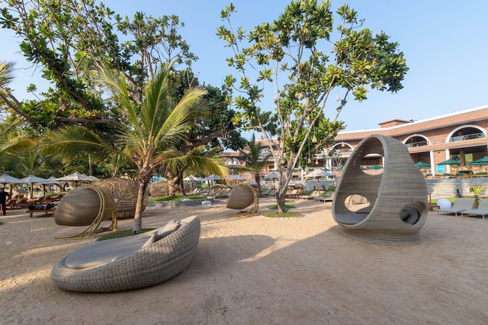 Imagen de la piscina del Hotel Araliya Beach Resort and Spa. Foto 17