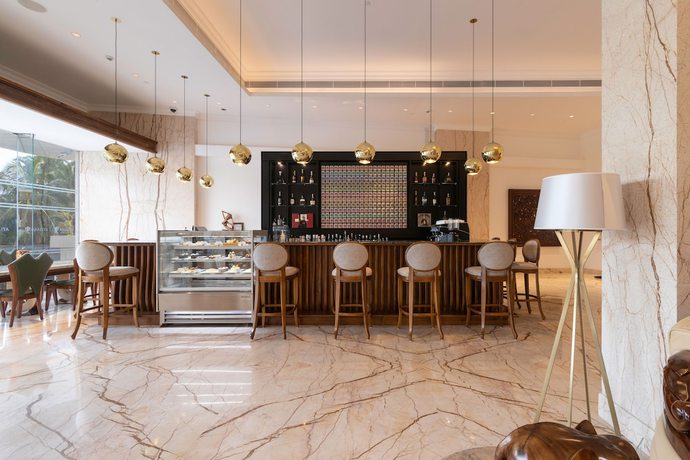 Imagen del bar/restaurante del Hotel Araliya Beach Resort and Spa. Foto 2