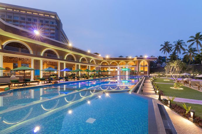 Imagen de la piscina del Hotel Araliya Beach Resort and Spa. Foto 20