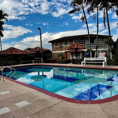 Imagen de la piscina del Hotel Aramat Heliconias. Foto 14