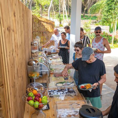 Imagen del bar/restaurante del Hotel Arameras Beach Resort. Foto 17