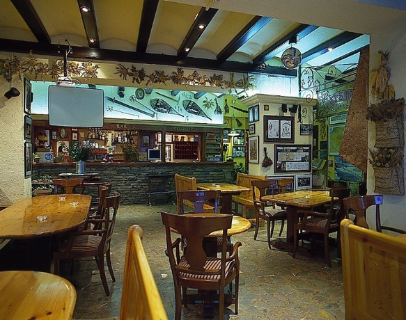 Imagen del bar/restaurante del Hotel Aran La Abuela. Foto 2