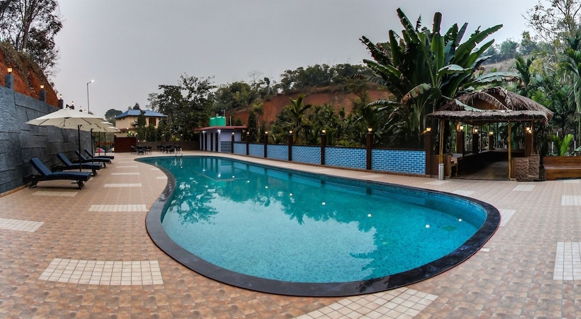 Imagen de la piscina del Hotel Aranya The Merian Resort. Foto 15