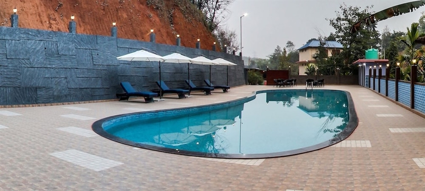 Imagen de la piscina del Hotel Aranya The Merian Resort. Foto 16