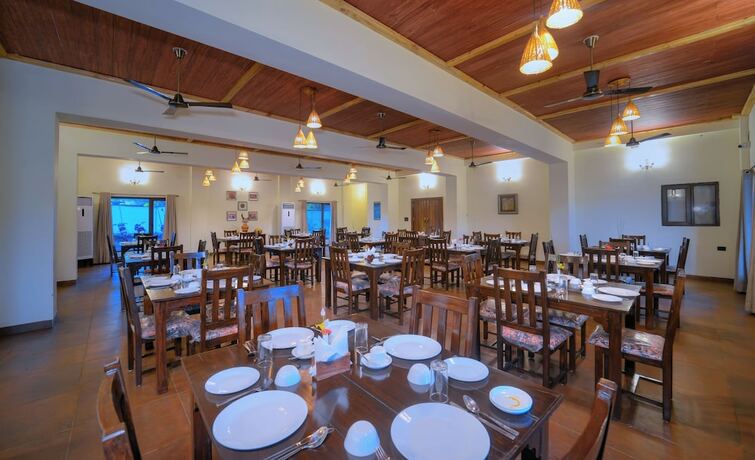 Imagen del bar/restaurante del Hotel Aranyak Resort Kanha. Foto 16