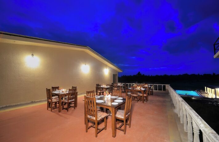 Imagen del bar/restaurante del Hotel Aranyak Resort Kanha. Foto 17