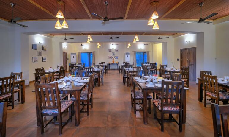 Imagen del bar/restaurante del Hotel Aranyak Resort Kanha. Foto 18