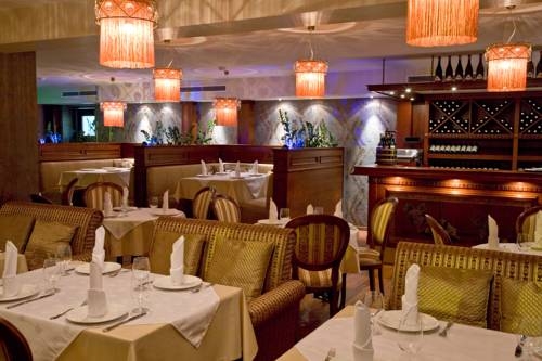 Imagen del bar/restaurante del Hotel Ararat All Suites. Foto 2