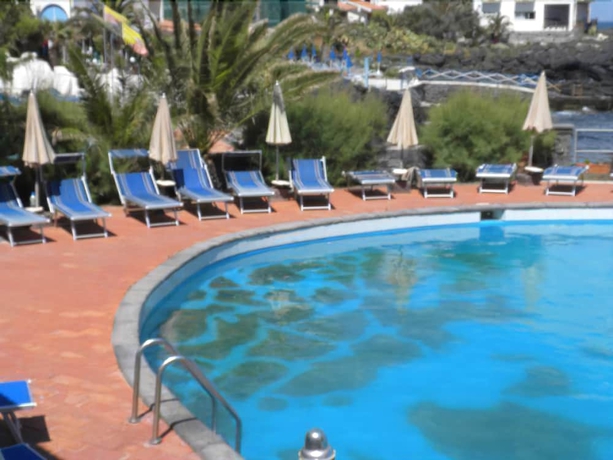Imagen de la piscina del Hotel Arathena Rocks. Foto 19