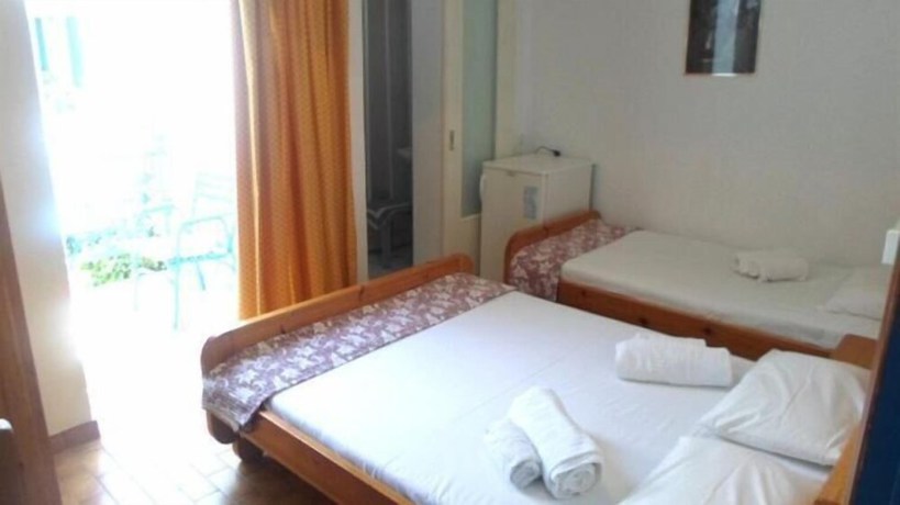 Imagen de la habitación del Hotel Aratos. Foto 11