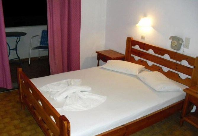 Imagen de la habitación del Hotel Aratos. Foto 13