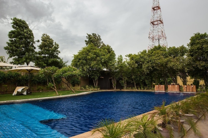 Imagen de la piscina del Hotel Aravali Resorts. Foto 18