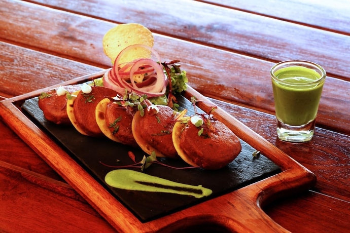 Imagen del bar/restaurante del Hotel Aravali Resorts. Foto 2