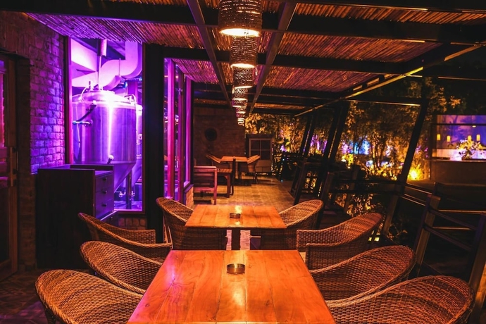 Imagen del bar/restaurante del Hotel Aravali Resorts. Foto 4