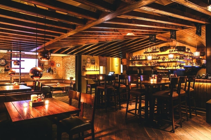 Imagen del bar/restaurante del Hotel Aravali Resorts. Foto 6