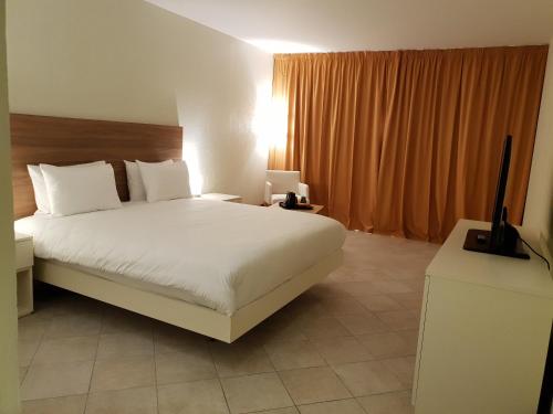 Imagen de la habitación del Hotel Arawak Beach Resort. Foto 18