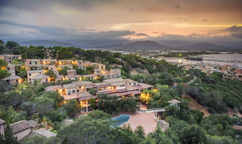 Imagen de los exteriores del Hotel Arbatax Park Resort - Borgo Cala Moresca. Foto 12