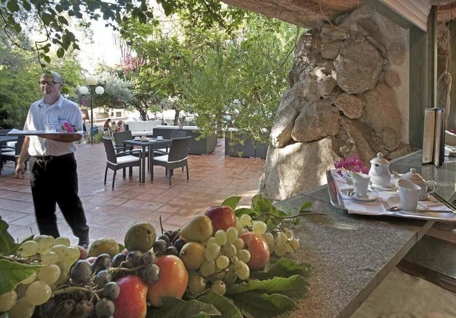 Imagen del bar/restaurante del Hotel Arbatax Park Resort - Telis. Foto 4