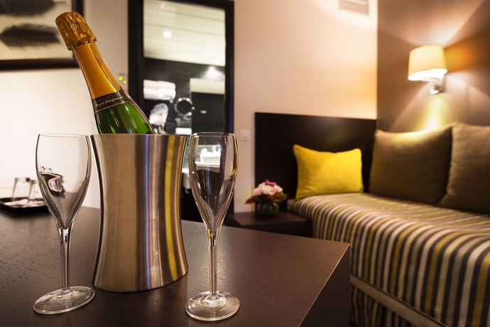 Imagen de la habitación del Hotel Arc Elysees. Foto 12