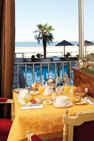 Imagen del bar/restaurante del Hotel Arc Sur Mer. Foto 2