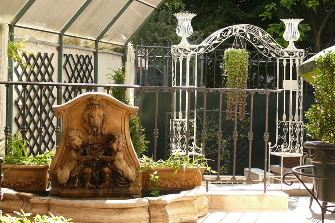 Imagen de los exteriores del Hotel Arc de Triomphe by CityBookings. Foto 11