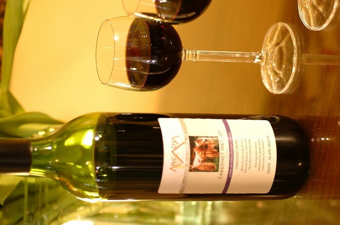 Imagen del bar/restaurante del Hotel Arcadia Cottages. Foto 2