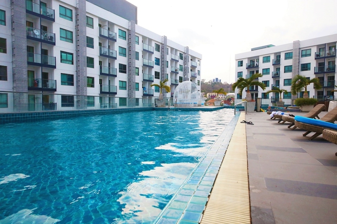 Imagen de la piscina del Hotel Arcadia Waters Condo Resort Pattaya. Foto 17
