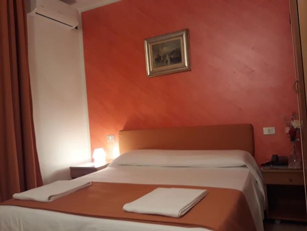 Imagen de la habitación del Hotel Arcella. Foto 16