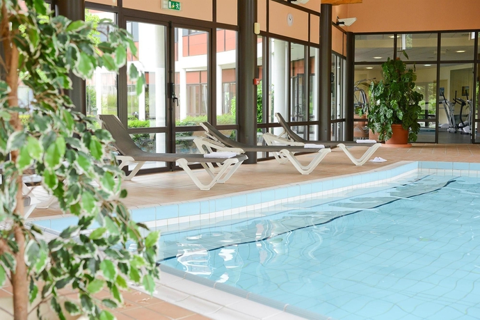 Imagen de la piscina del Hotel Archamps Porte Sud De Geneve. Foto 11