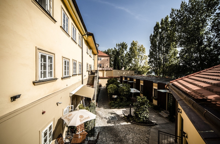 Imagen de los exteriores del Hotel Archibald At The Charles Bridge. Foto 5