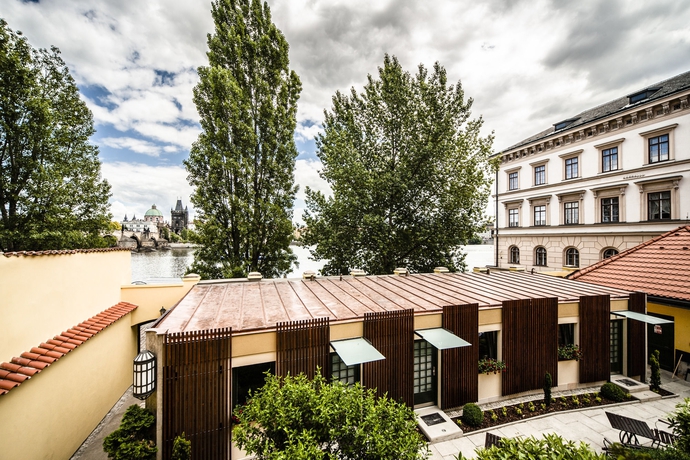 Imagen de los exteriores del Hotel Archibald At The Charles Bridge. Foto 7